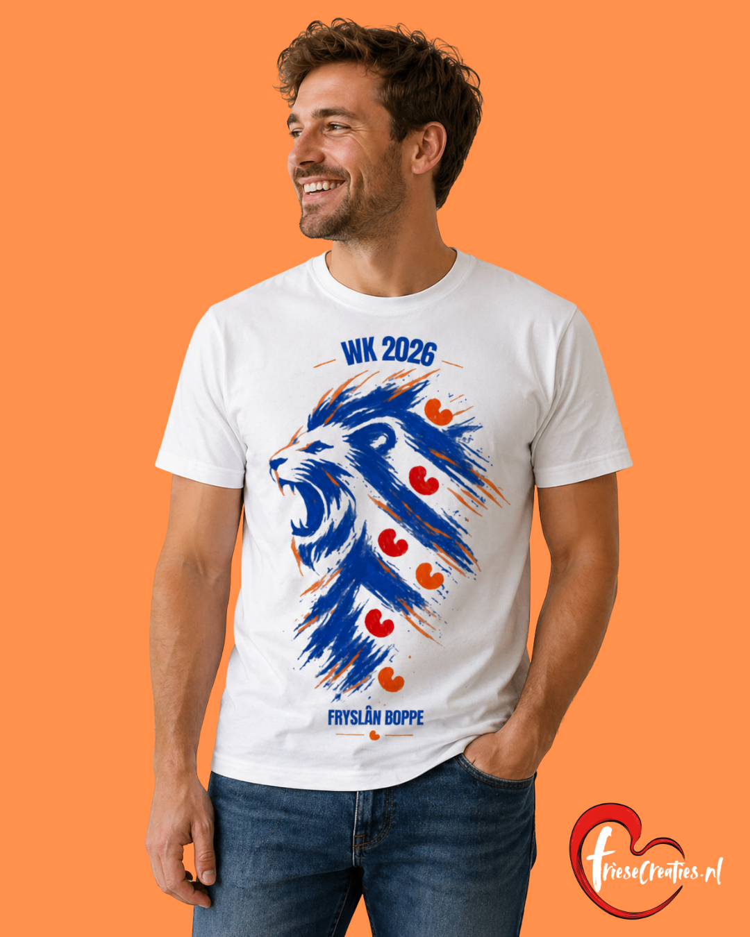 Wit T-shirt met blauwe leeuw in Friese vlag stijl met rode pompeblêden en oranje accenten, tekst Fryslân Boppe WK 2026