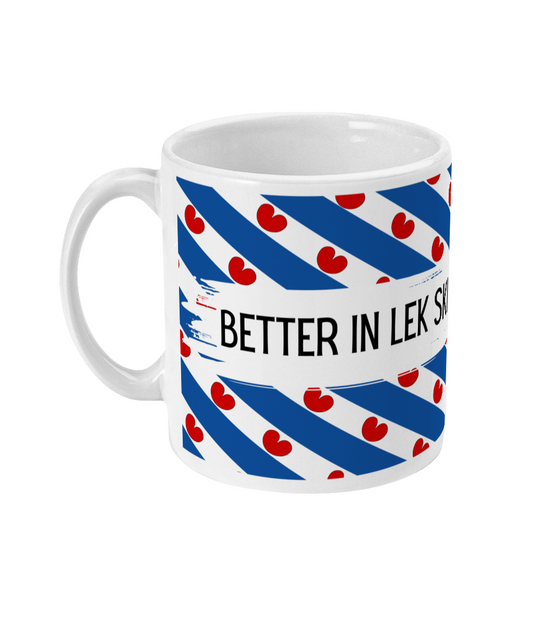 Witte mok met tekst Better in lek skip as in ilik wiif