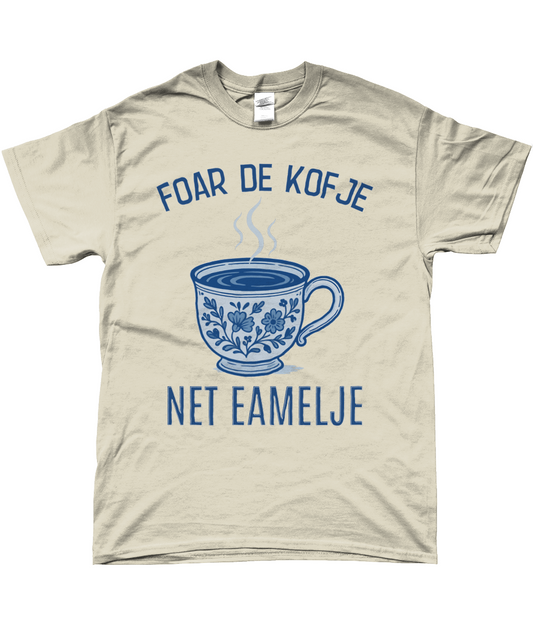 Fries T-shirt met tekst Foar de kofje net eamelje – wit katoen