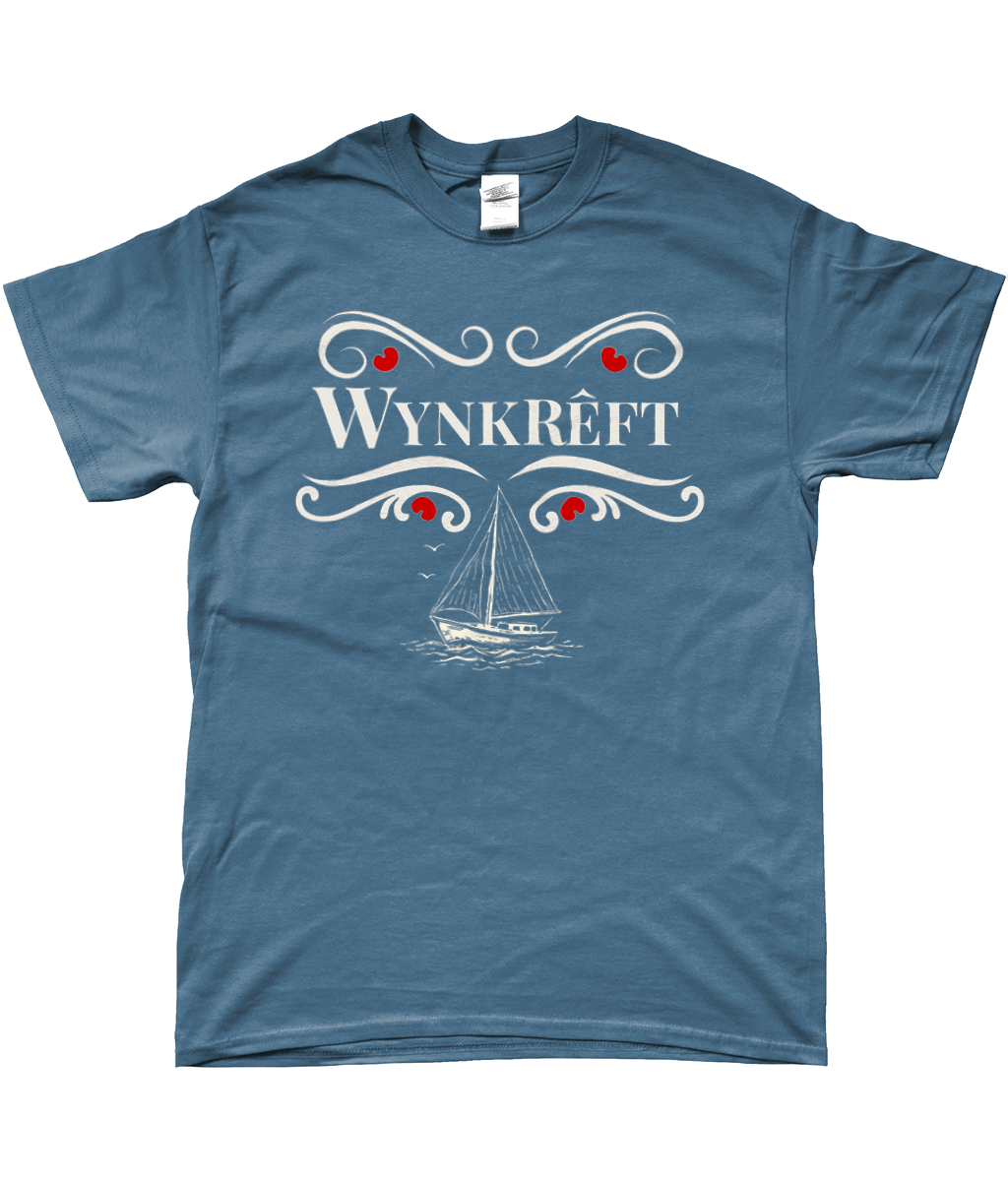 Blauw T-shirt met tekst Wynkrêft in sierlijke Delftsblauw stijl met rode pompeblêden en Friese zeilboot illustratie