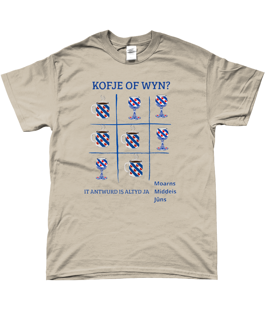 Licht T-shirt met donkerblauwe tekst Kofje of Wyn en Friese koffiemokken en wijnglazen design