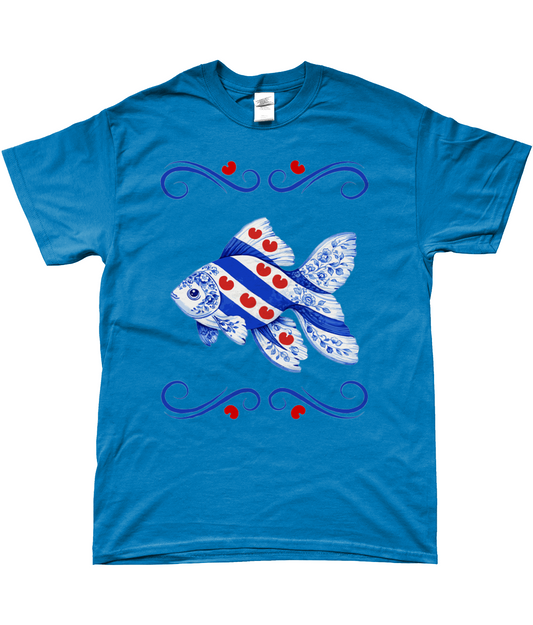 T-shirt met Friese goudvis in Friese vlag en Delftsblauw stijl met rode pompeblêden en sierlijke blauwe krullen.
