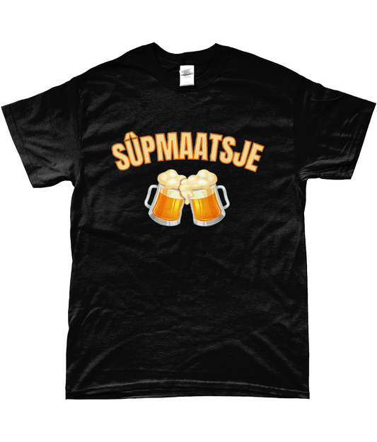 T-shirt met Friese tekst “Sûpmaatsje” en afbeelding van twee bierpullen.
