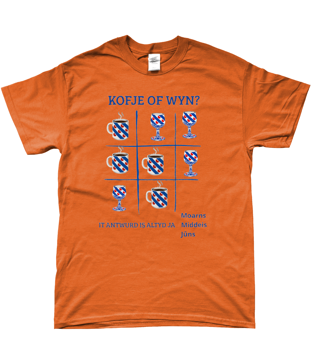 Licht T-shirt met donkerblauwe tekst Kofje of Wyn en Friese koffiemokken en wijnglazen design