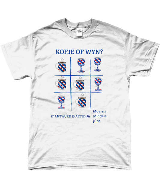 Licht T-shirt met donkerblauwe tekst Kofje of Wyn en Friese koffiemokken en wijnglazen design