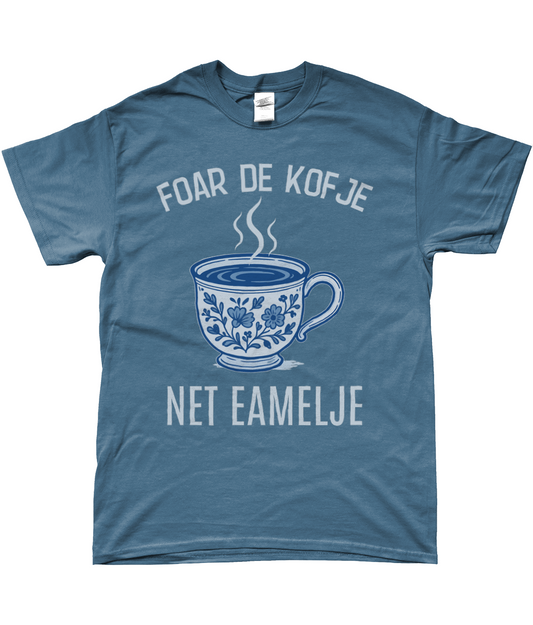 Fries T-shirt lichtblauw met tekst Foar de kofje net eamelje en blauwe koffie mok