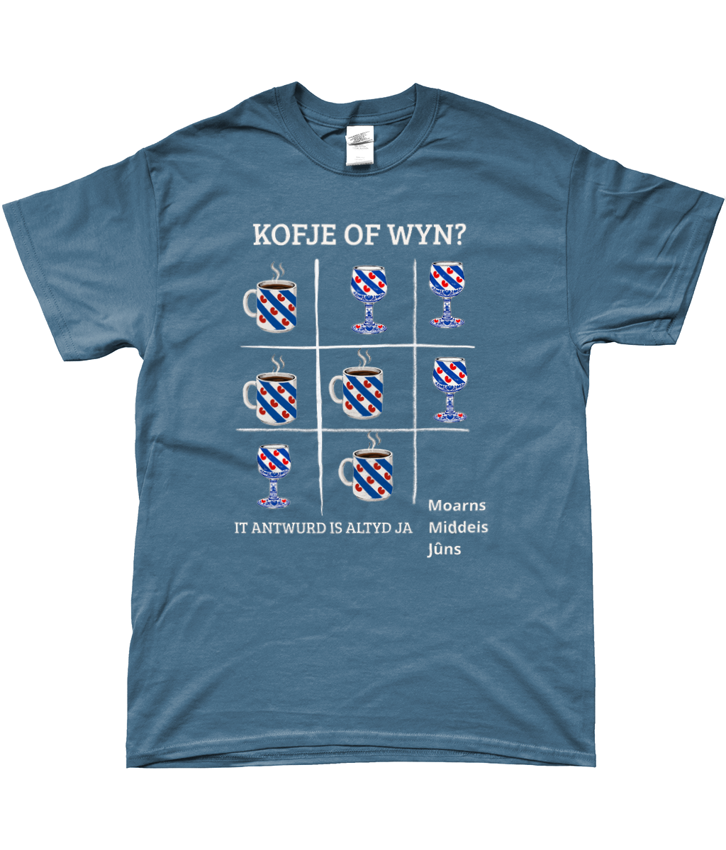Blauw T-shirt met Friese tekst Kofje of Wyn en illustraties van koffiemokken en wijnglazen in Friese vlag stijl