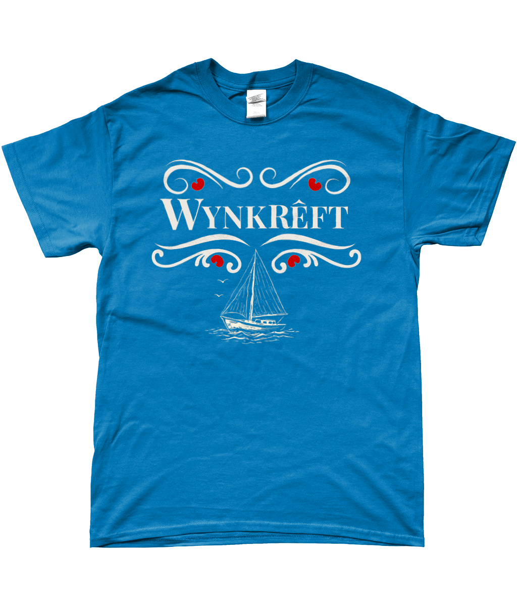 Blauw T-shirt met tekst Wynkrêft in sierlijke Delftsblauw stijl met rode pompeblêden en Friese zeilboot illustratie