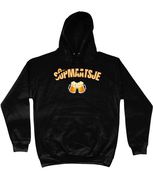 hoodie met Friese tekst “Sûpmaatsje” en afbeelding van twee bierpullen.