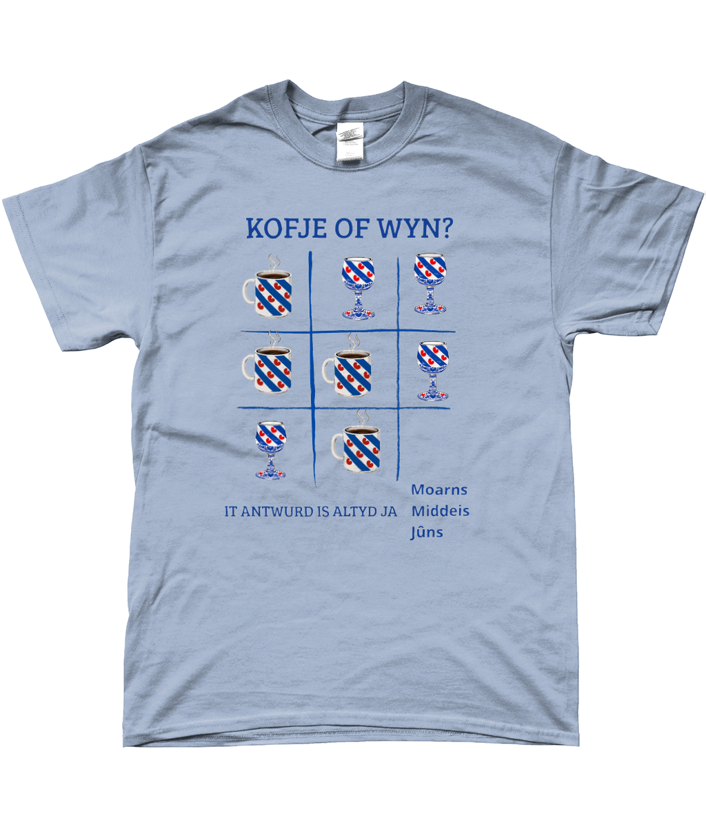 Licht T-shirt met donkerblauwe tekst Kofje of Wyn en Friese koffiemokken en wijnglazen design