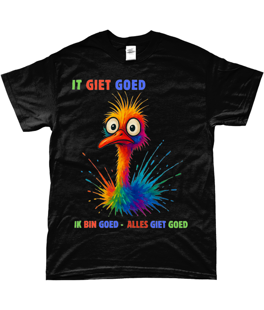 Zwart T-shirt met kleurrijke struisvogel en Friese tekst It giet goed – Ik bin goed – Alles giet goed.