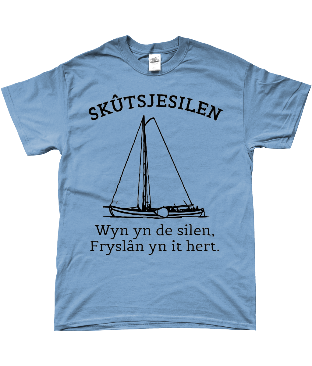 Fries T-shirt lichtblauw met skûtsjesilen en tekst Wyn yn de silen