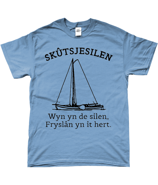 Fries T-shirt lichtblauw met skûtsjesilen en tekst Wyn yn de silen