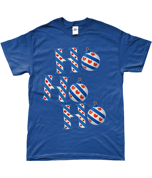 Friese kerstshirt met de tekst “Ho Ho Ho” in Friese vlagstijl en kerstballen met pompeblêden, ontworpen door FrieseCreaties.nl