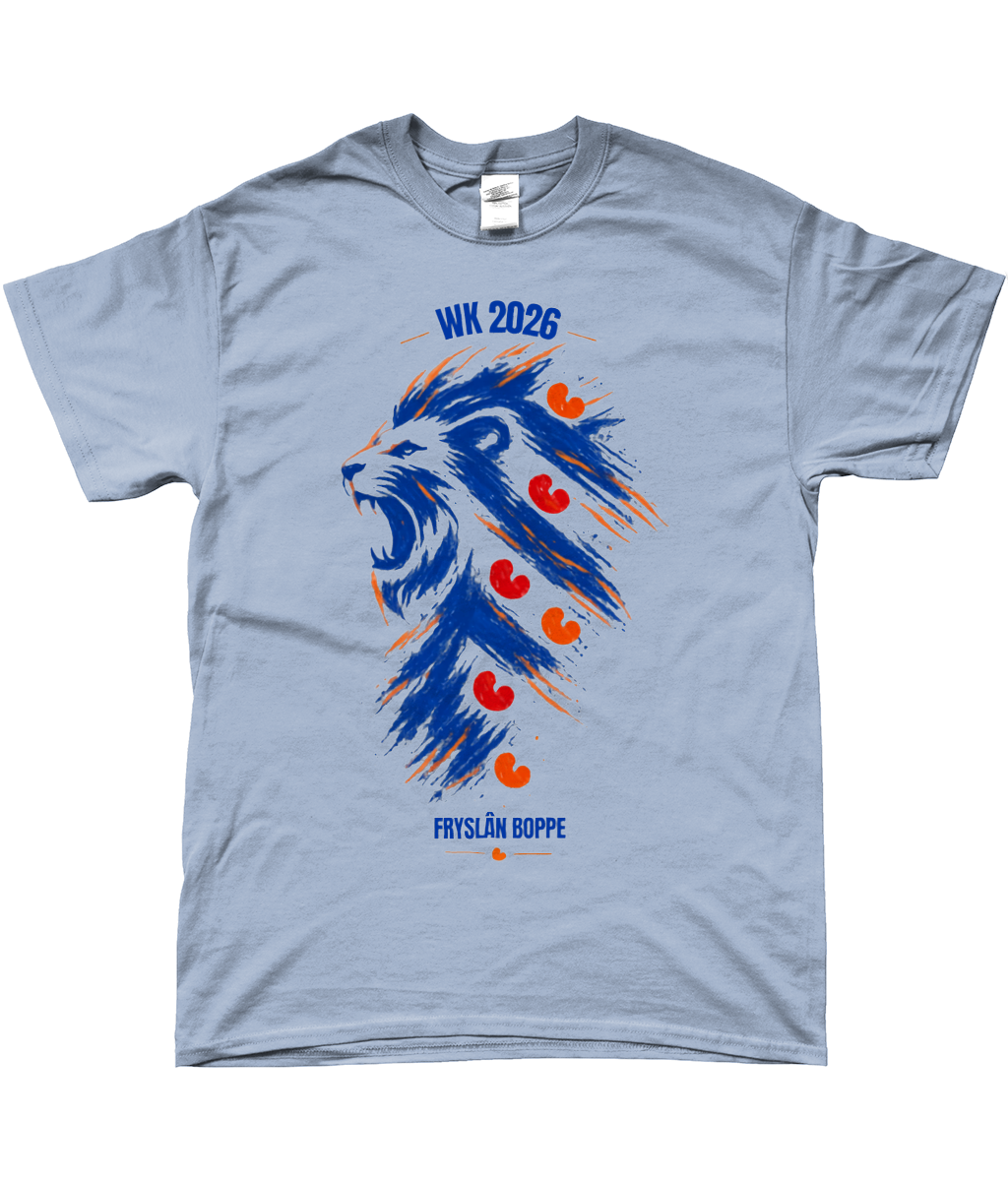 T-shirt met blauwe leeuw in Friese vlag stijl met rode pompeblêden en oranje accenten, tekst Fryslân Boppe WK 2026