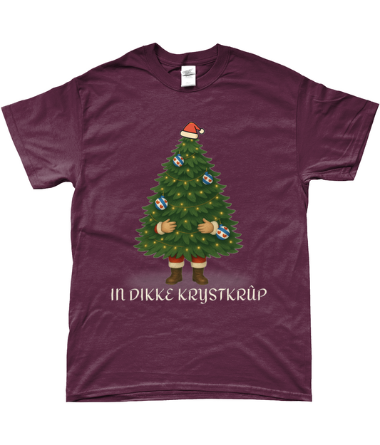 Foute Friese kerstshirt “In Dikke Krystkrûp” – shirt met kerstboom, Friese kerstballen en tekst in het Fries.