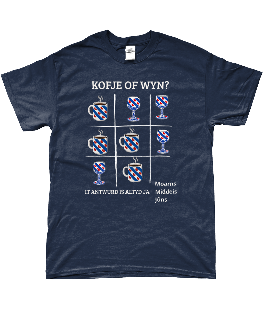 Donker blauw T-shirt met Friese tekst Kofje of Wyn en illustraties van koffiemokken en wijnglazen in Friese vlag stijl