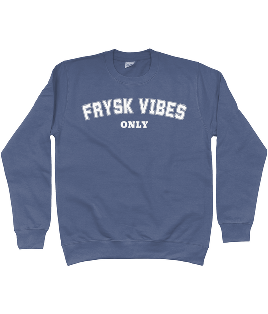 Blauwe sweater met opdruk FRYSK VIBES ONLY in witte varsity-letters, Friese college-stijl
