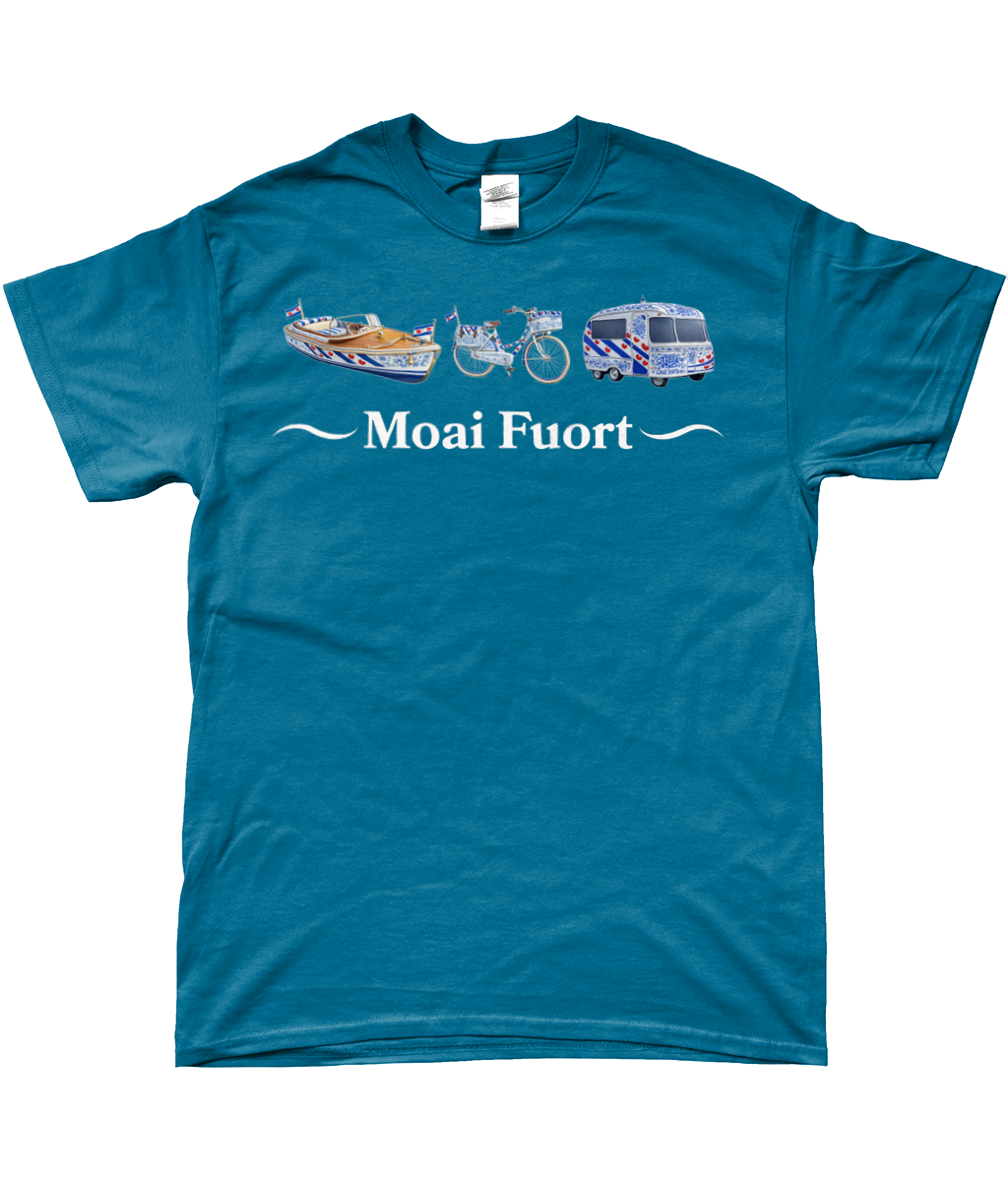 T-shirt met Friese illustraties van boot, fiets en caravan en de tekst Moai Fuort in wit.