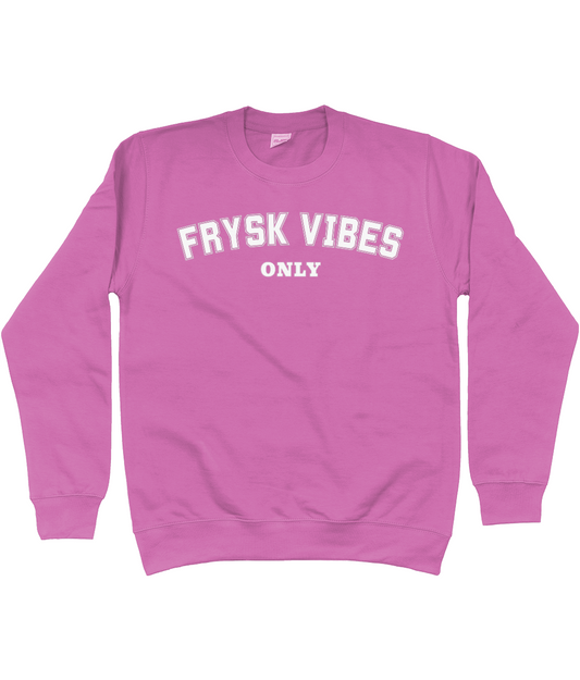 Roze sweater met opdruk FRYSK VIBES ONLY in witte varsity-letters, Friese college-stijl