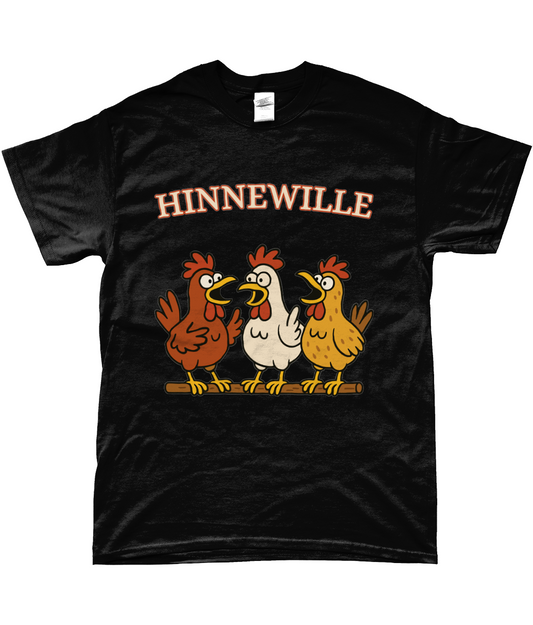 T-shirt met de tekst Hinnewille en drie kakelende kippen op een stok.