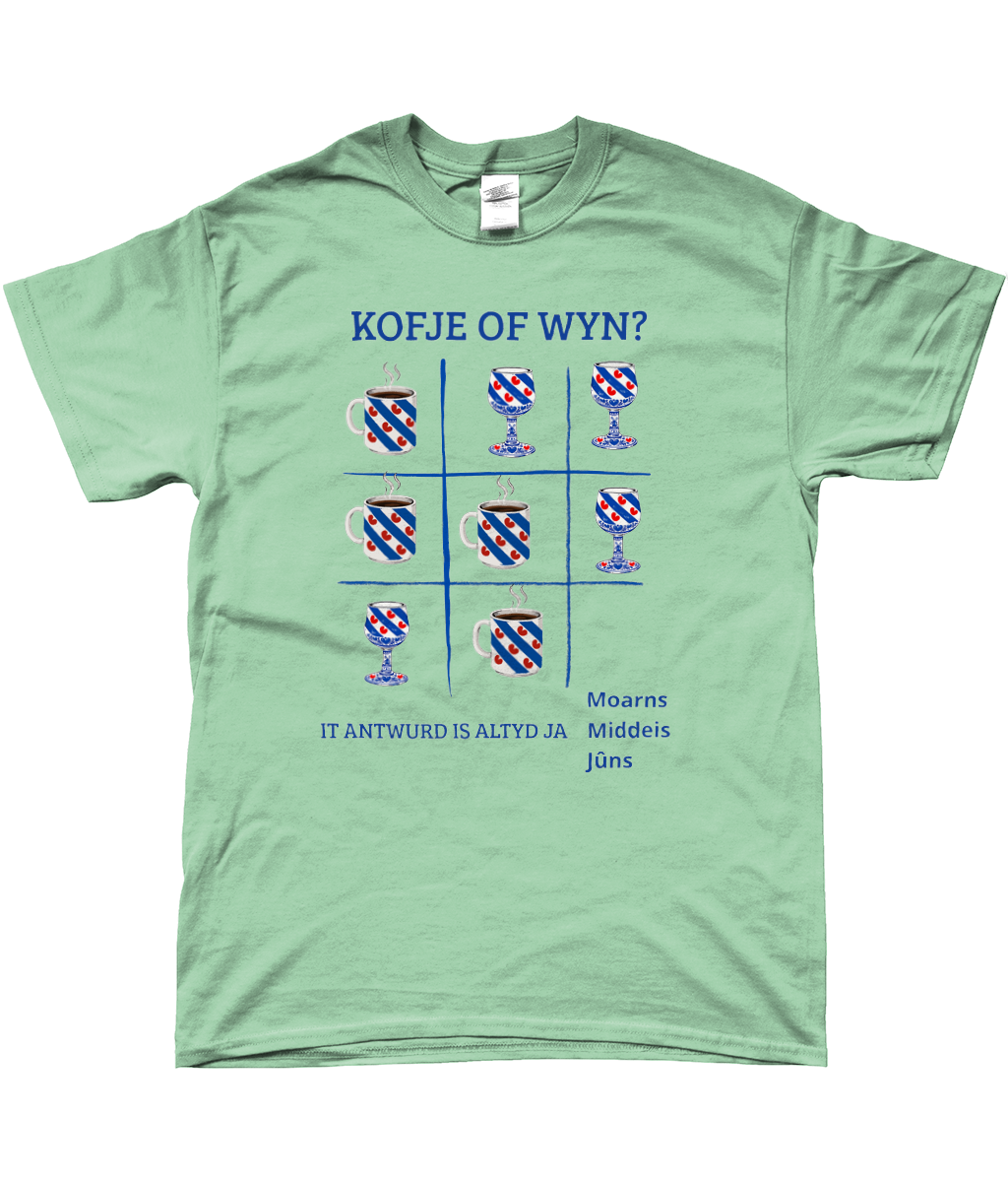Licht T-shirt met donkerblauwe tekst Kofje of Wyn en Friese koffiemokken en wijnglazen design