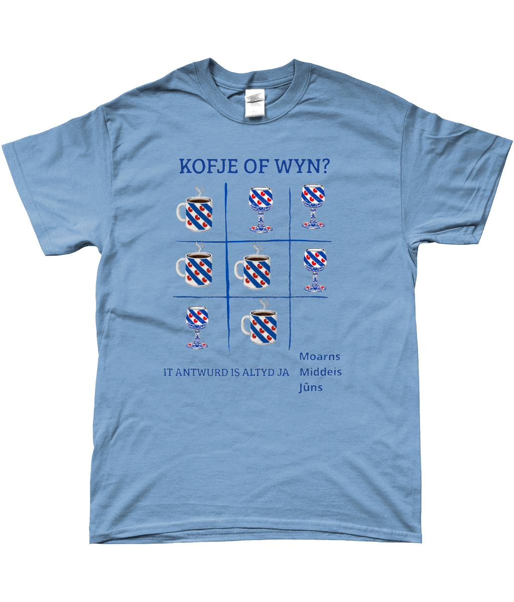 Licht T-shirt met donkerblauwe tekst Kofje of Wyn en Friese koffiemokken en wijnglazen design
