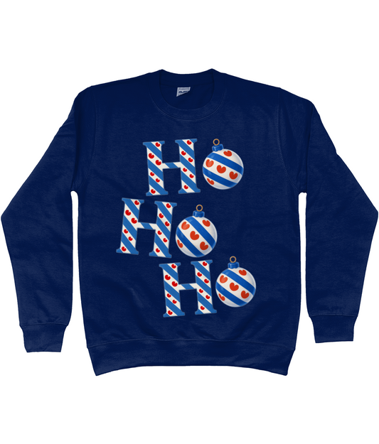 Donkerblauwe Friese kersttrui met de tekst “Ho Ho Ho” in Friese vlagstijl en kerstballen met pompeblêden, ontworpen door FrieseCreaties.nl