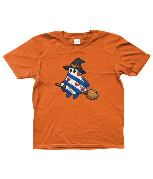 Oranje kinder T-shirt met Fries spookje in Friese vlag op een bezem met heksenhoed – Halloween design