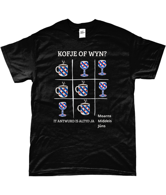Zwart T-shirt met Friese tekst Kofje of Wyn en illustraties van koffiemokken en wijnglazen in Friese vlag stijl