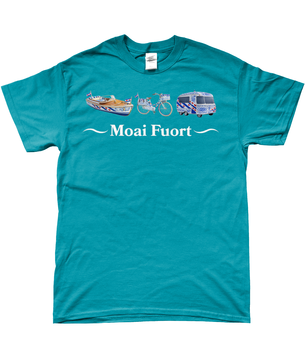 T-shirt met Friese illustraties van boot, fiets en caravan en de tekst Moai Fuort in wit.