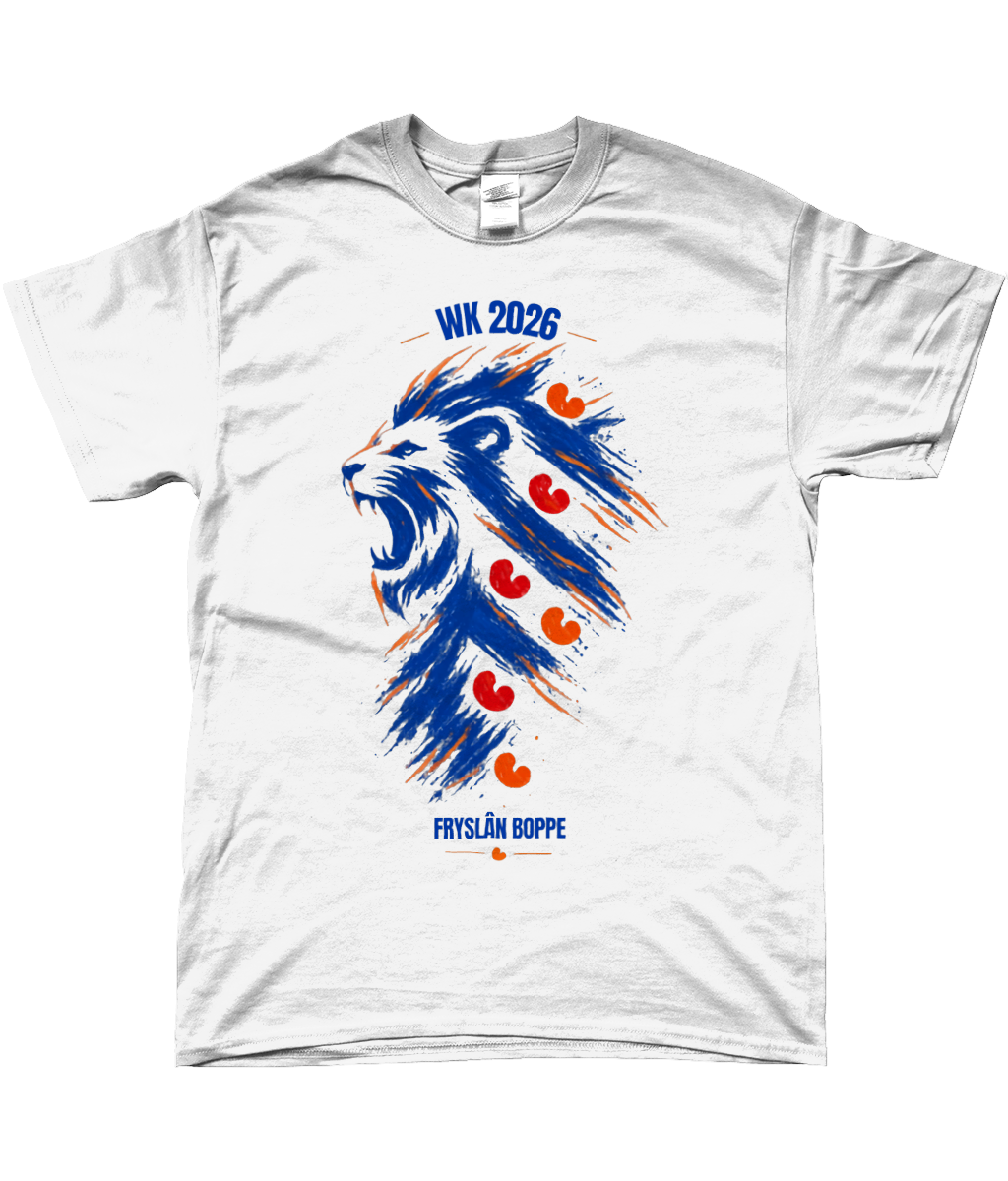 Wit T-shirt met blauwe leeuw in Friese vlag stijl met rode pompeblêden en oranje accenten, tekst Fryslân Boppe WK 2026