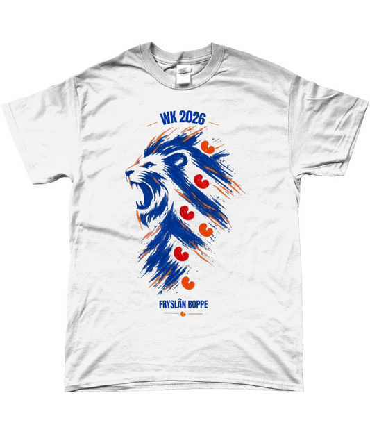 Wit T-shirt met blauwe leeuw in Friese vlag stijl met rode pompeblêden en oranje accenten, tekst Fryslân Boppe WK 2026