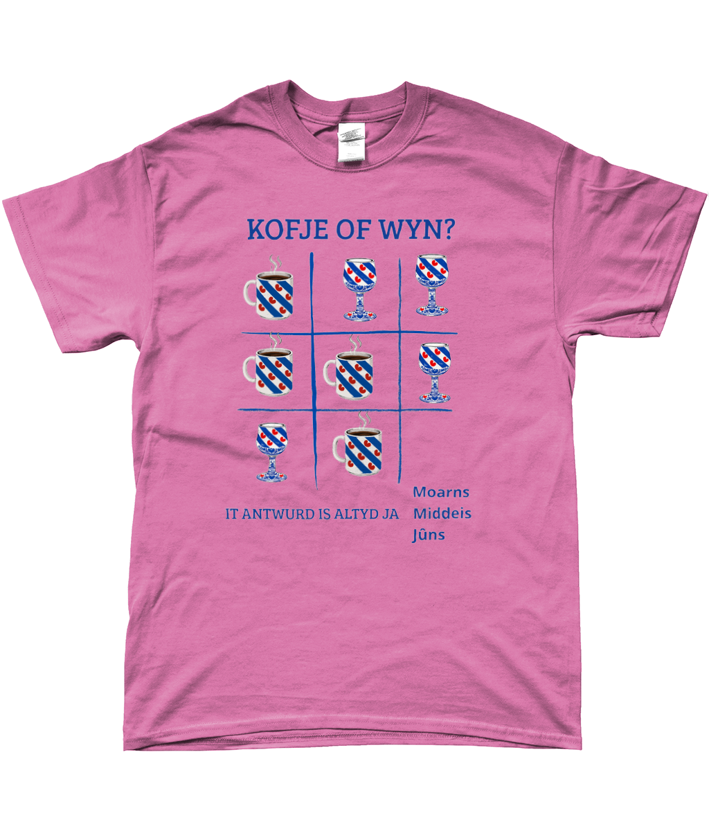 Licht T-shirt met donkerblauwe tekst Kofje of Wyn en Friese koffiemokken en wijnglazen design