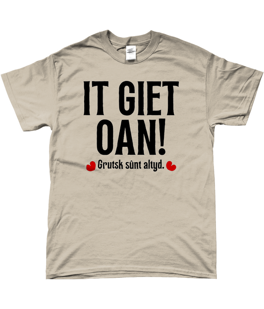 Fries T-shirt beige met tekst It giet oan en Grutsk sûnt altyd