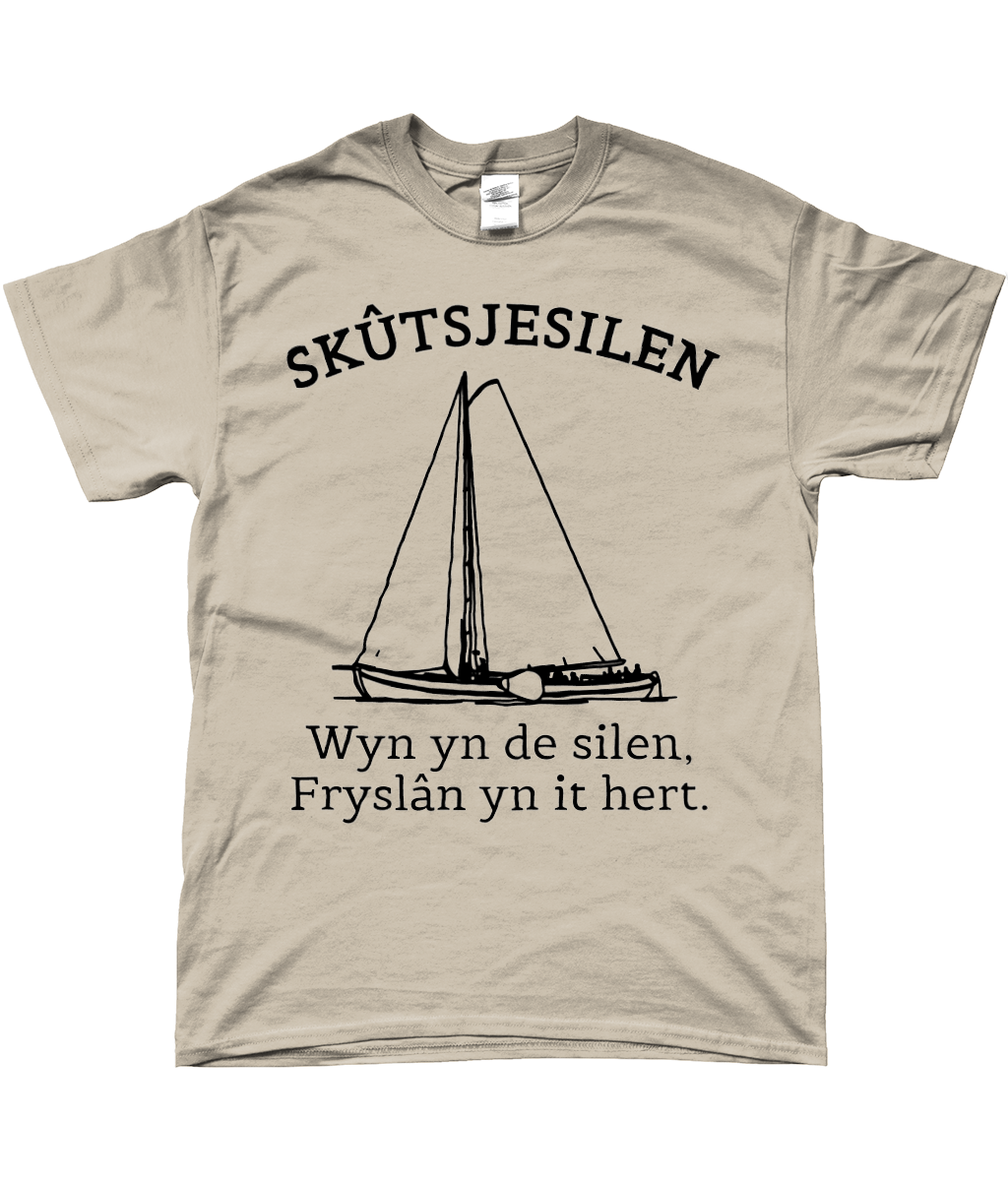Fries T-shirt sand met skûtsjesilen en tekst Wyn yn de silen