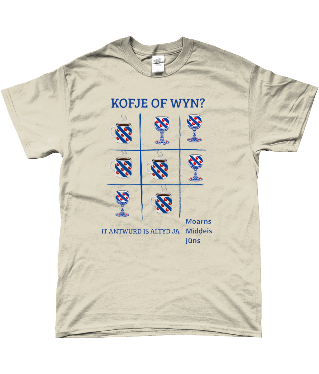 Licht T-shirt met donkerblauwe tekst Kofje of Wyn en Friese koffiemokken en wijnglazen design