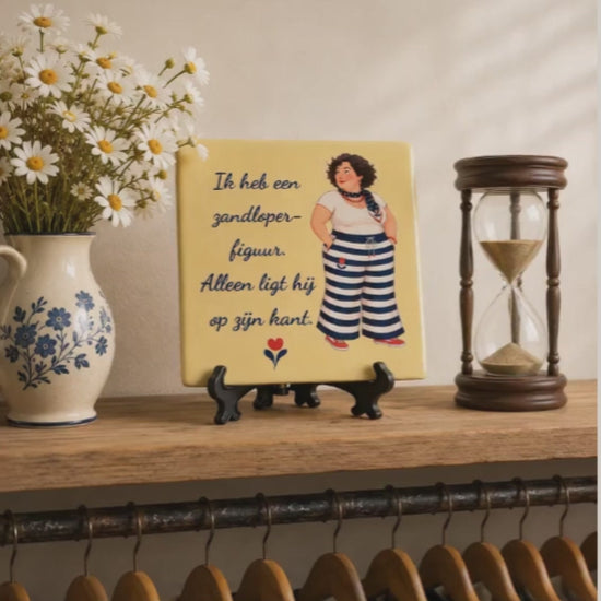 Crème tegeltje met Amarins en quote Ik heb een zandloperfiguur alleen ligt hij op zijn kant