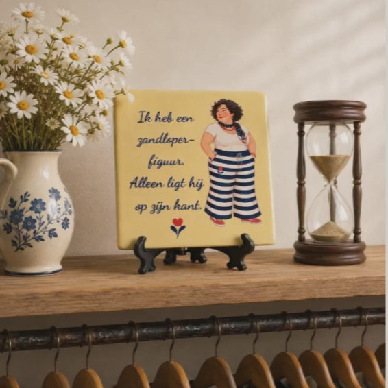 Crème tegeltje met Amarins en quote Ik heb een zandloperfiguur alleen ligt hij op zijn kant