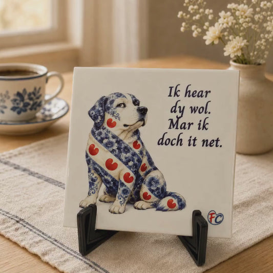 Grappig Fries tegeltje met eigenwijze hond en de tekst ‘Ik hear dy wol. Mar ik doch it net.’ Een origineel cadeau voor hondenliefhebbers.