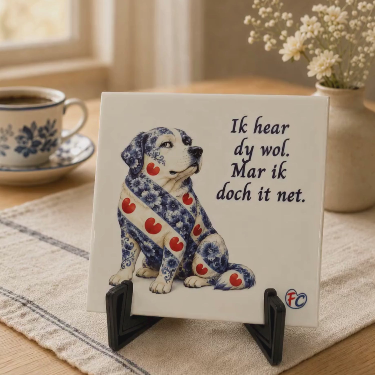 Grappig Fries tegeltje met eigenwijze hond en de tekst ‘Ik hear dy wol. Mar ik doch it net.’ Een origineel cadeau voor hondenliefhebbers.