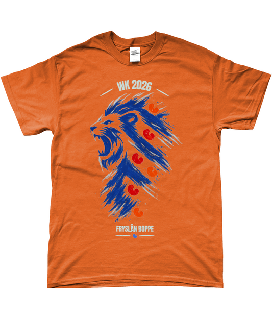 Oranje T-shirt met blauwe leeuw in Friese vlag stijl met rode pompeblêden en tekst Fryslân Boppe WK 2026