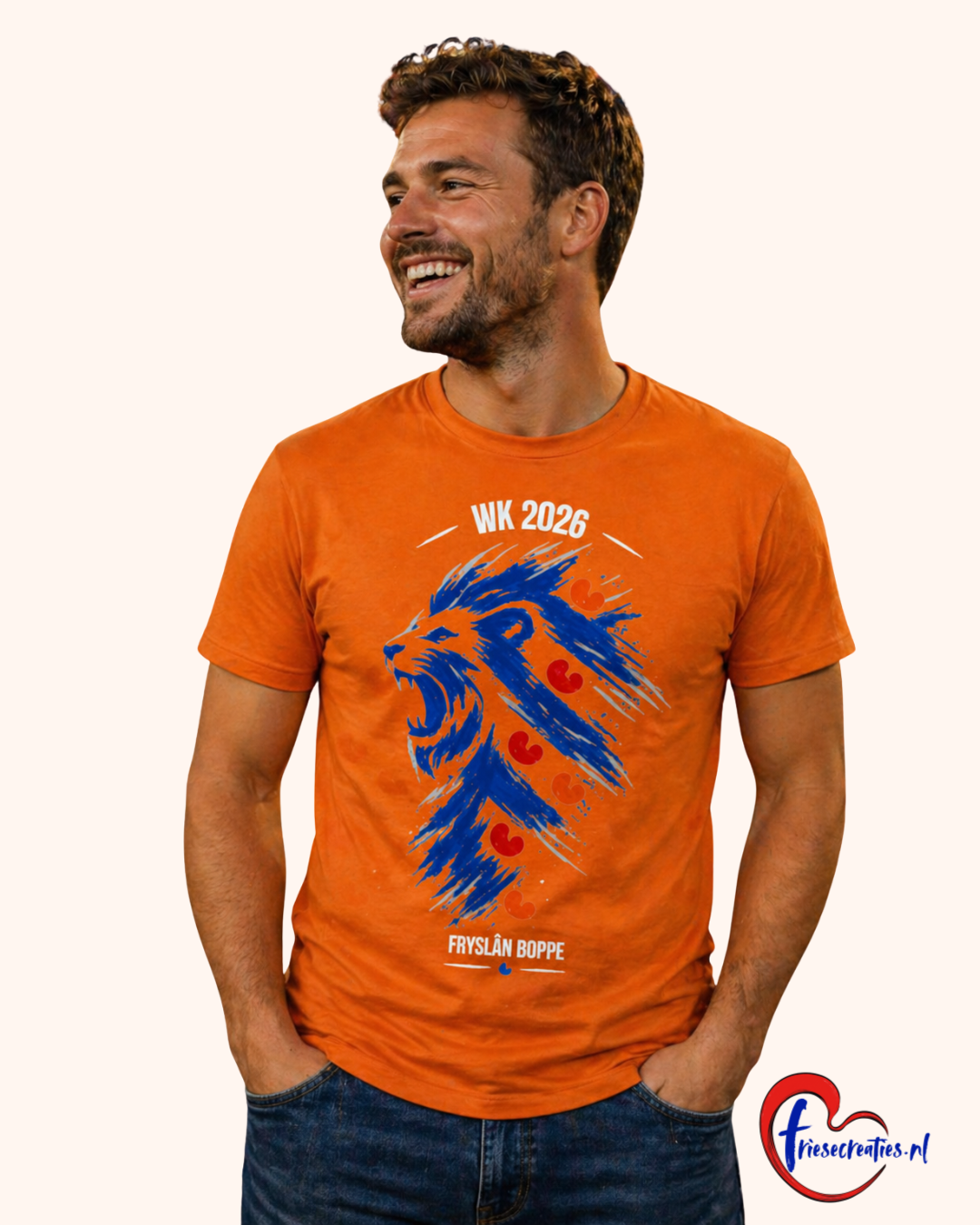 Oranje T-shirt met blauwe leeuw in Friese vlag stijl met rode pompeblêden en tekst Fryslân Boppe WK 2026