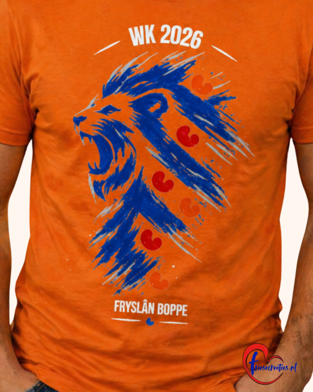 Detail van leeuw print op oranje WK T-shirt met Friese vlag elementen en rode pompeblêden