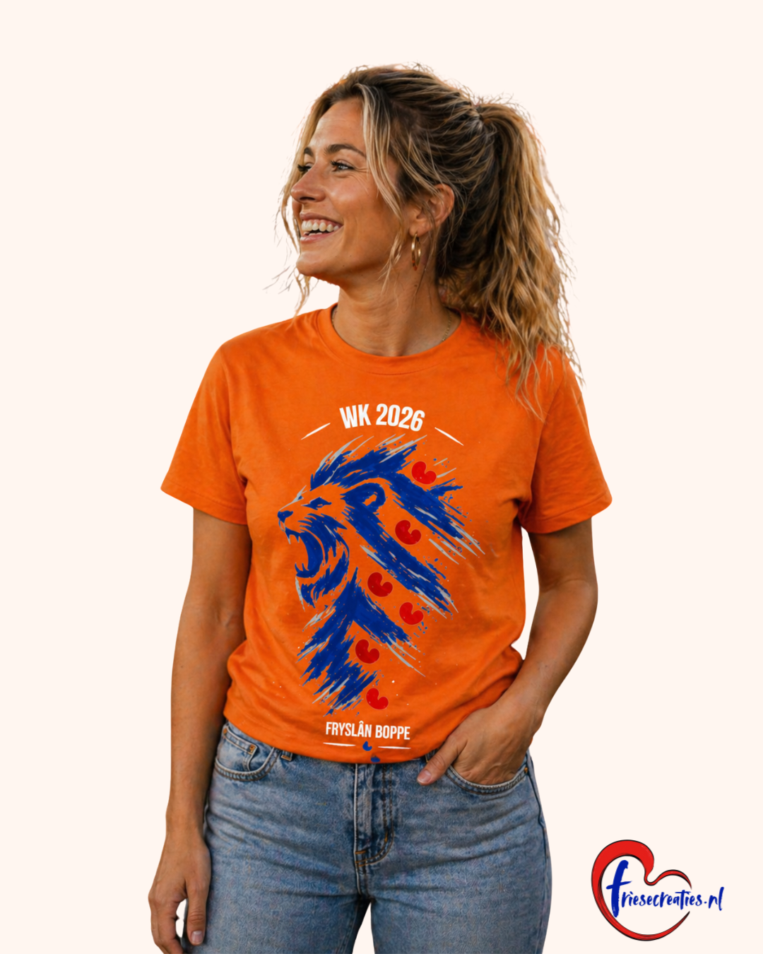 Oranje T-shirt met blauwe leeuw in Friese vlag stijl met rode pompeblêden en tekst Fryslân Boppe WK 2026
