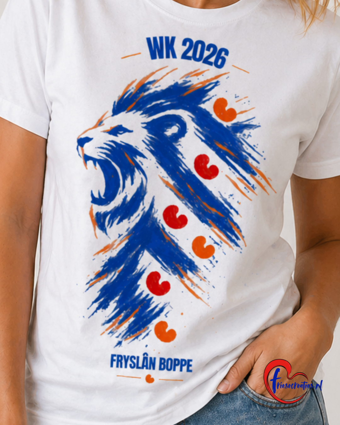 Detail van blauwe leeuw print in Friese vlag stijl met rode pompeblêden en oranje accenten voor WK 2026 T-shirt