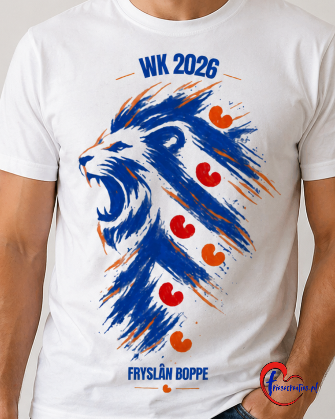 Detail van blauwe leeuw print in Friese vlag stijl met rode pompeblêden en oranje accenten voor WK 2026 T-shirt